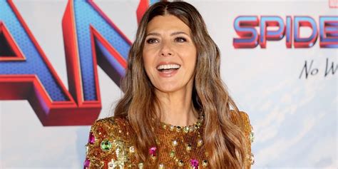 Marisa Tomei, 57, Flashes Toned Legs In A Gold。